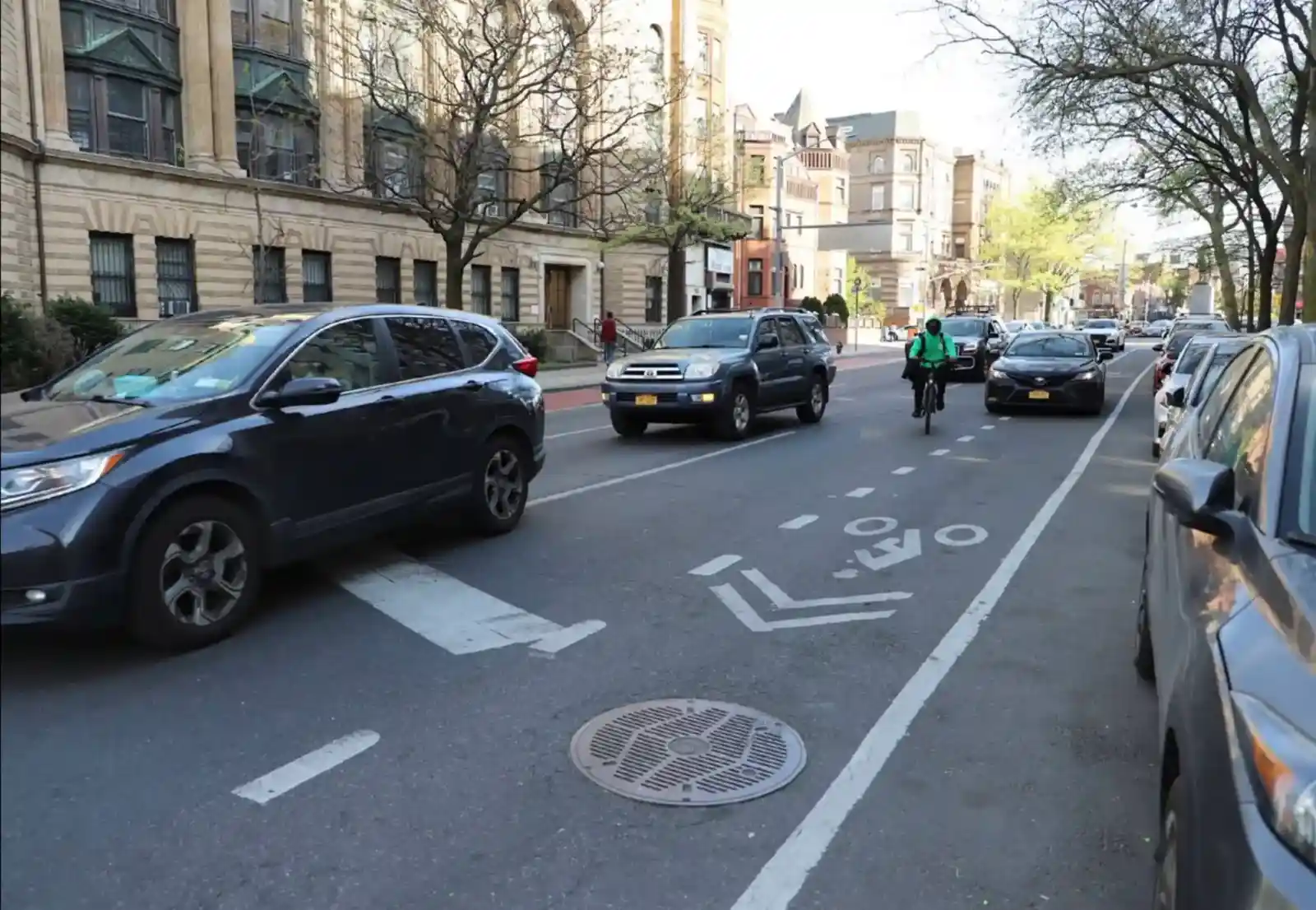 bedford avenue cycle lane with cars and cyclist