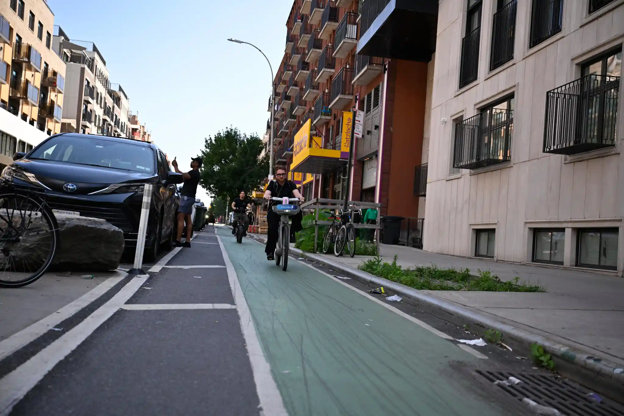 bedford avenue cycle lane with cars and cyclist