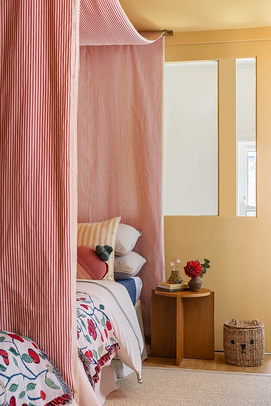 detail of wall openings in the narrow bedroom open to the staircase