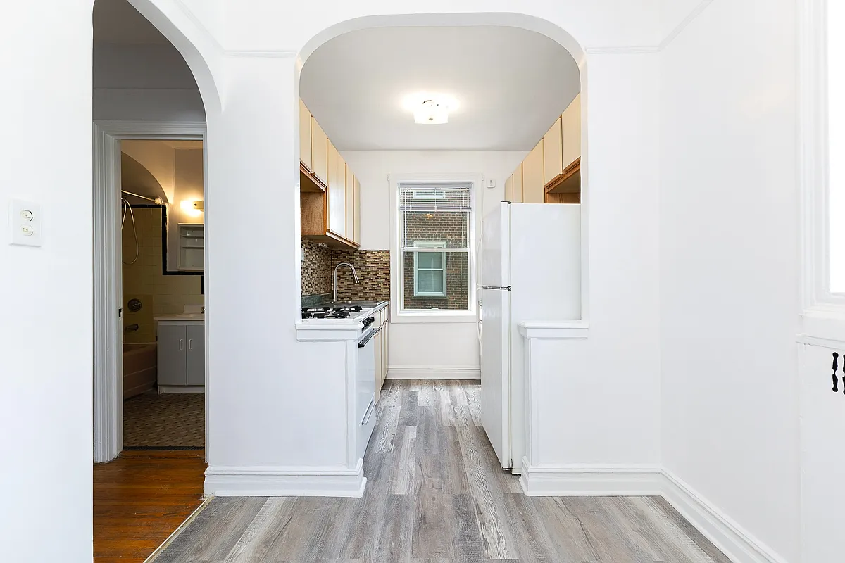 arched, half-wall between dining nook and kitchen