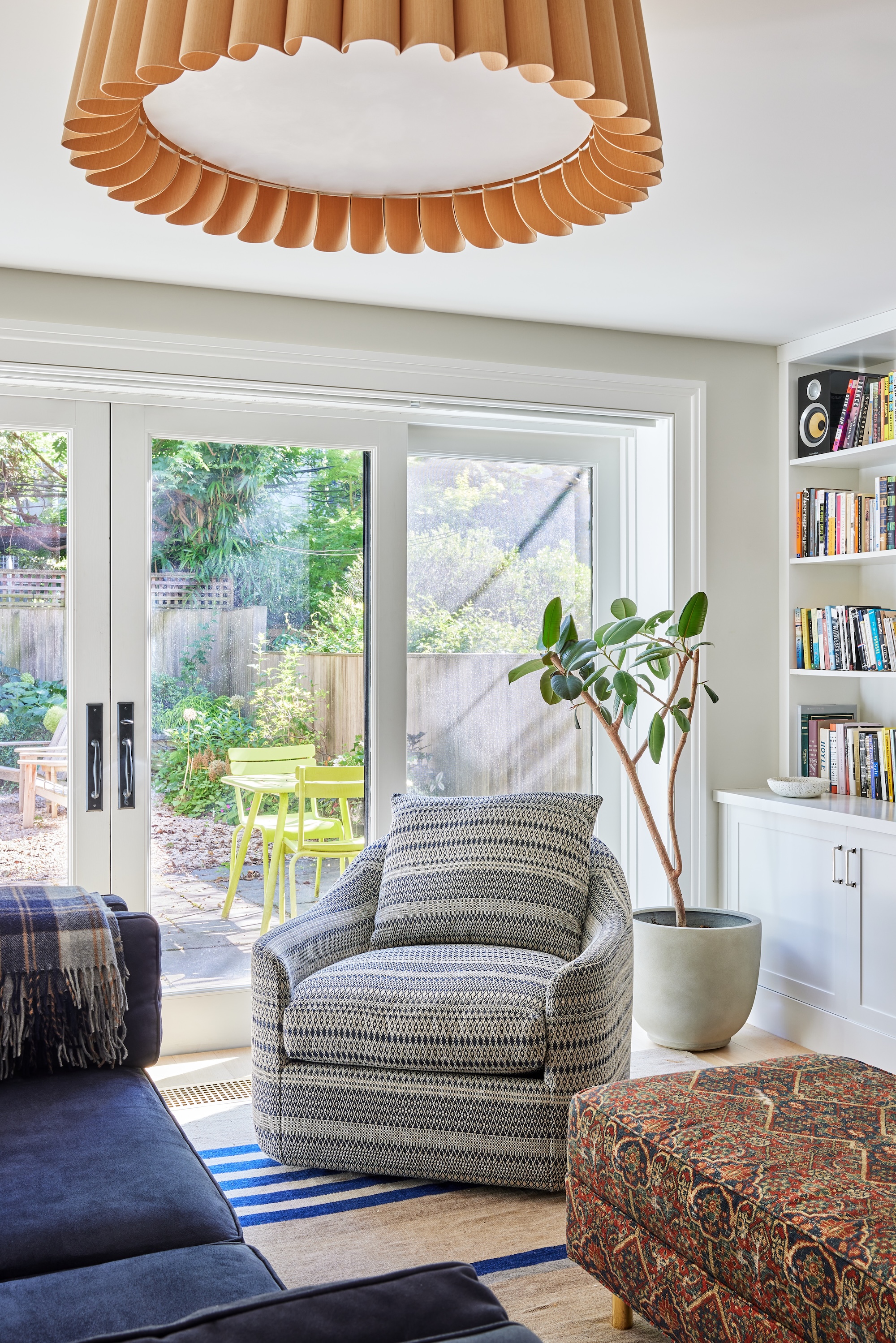 LOUNGE WITH VIEW TO GARDEN