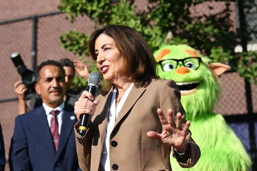 A governadora Kathy Hochul aborda os pais e alunos do MS 582 em Bushwick, destacando a proibição de telefones celulares 'sino a sino' em todo o estado.