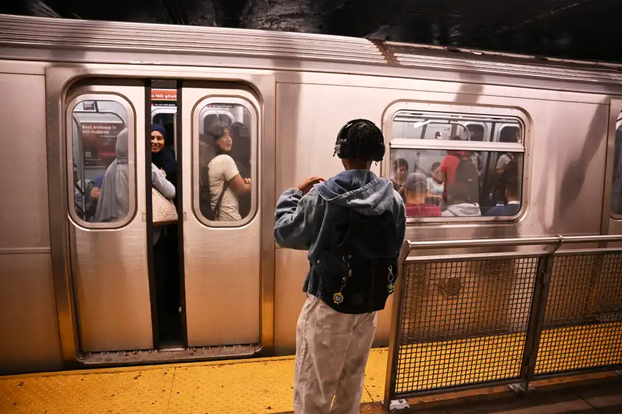 Um trem l lotado reflete o início de um novo ano letivo no Brooklyn.