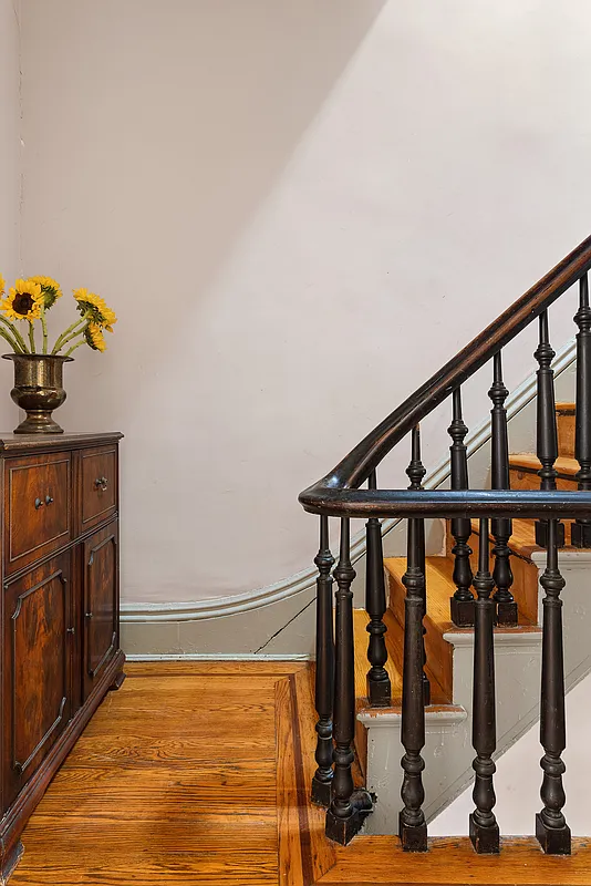 stair with curved rail
