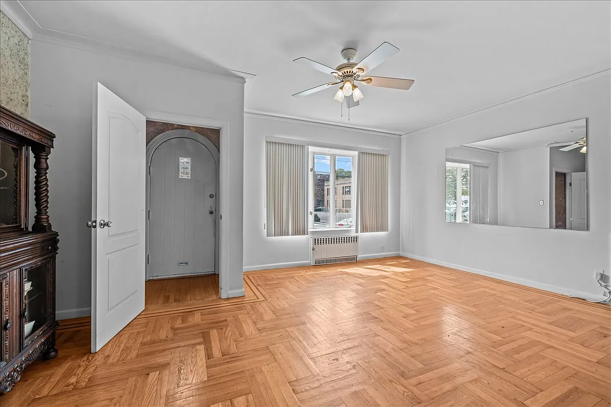 living room with wood floor, ceiling fan