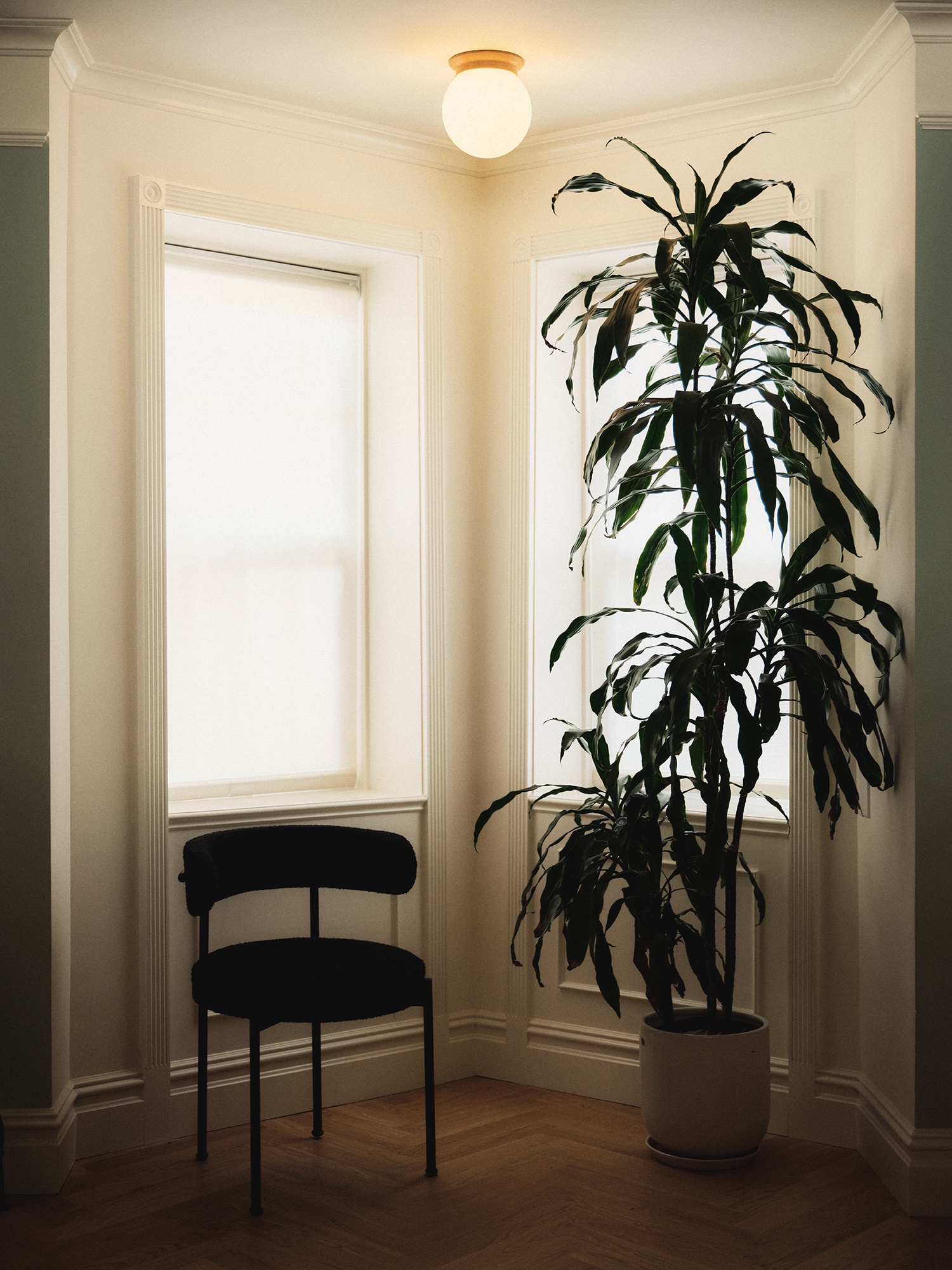 ENTRY WITH CHAIR AND PLANT