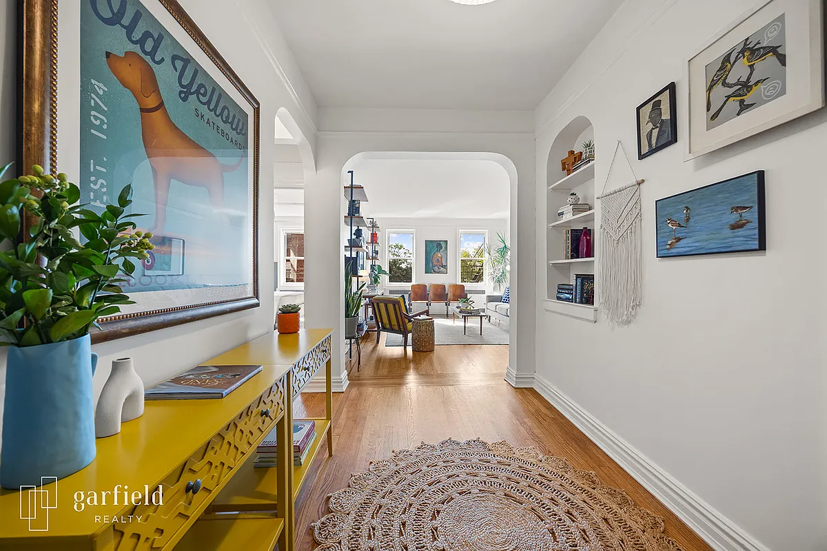 foyer with niche with shelves, arched doorways