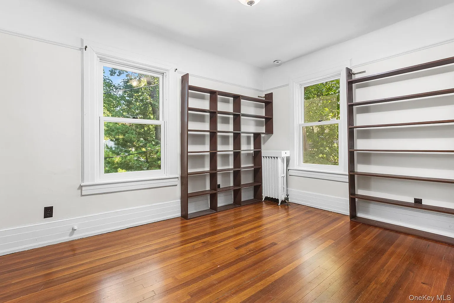 bedroom with two exposures and modern shelves