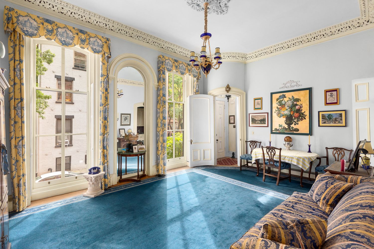 living room with plasterwork, ceiling medallion, high ceilings