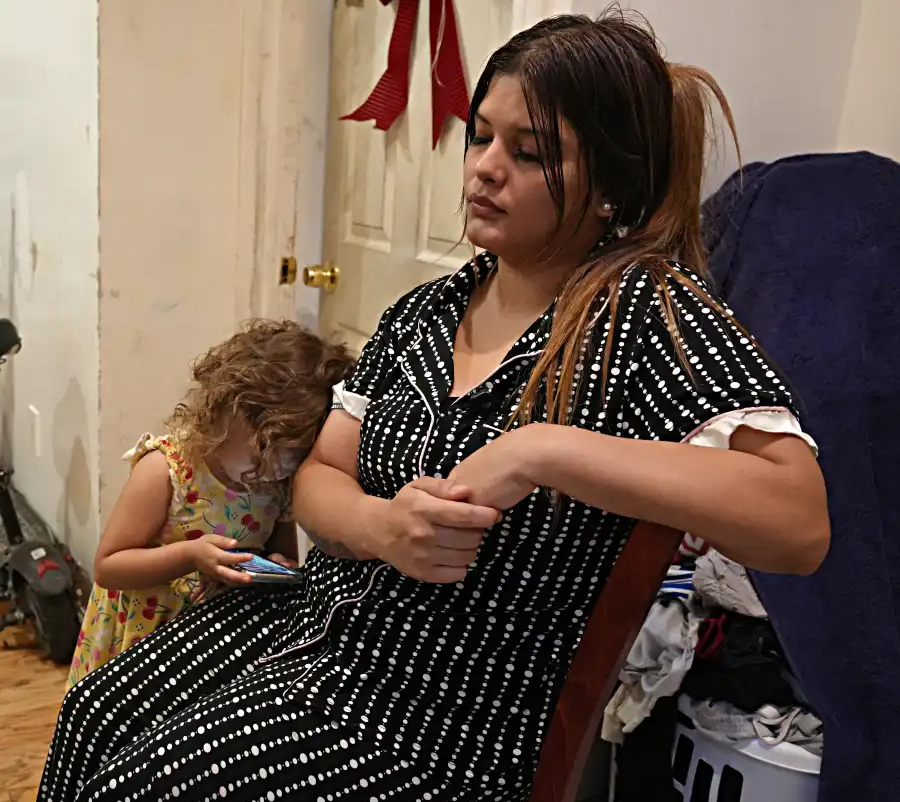 Yarelis with her daughter.