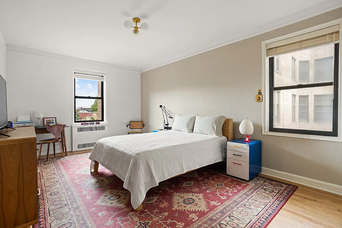 bedroom with two exposures, wood floor
