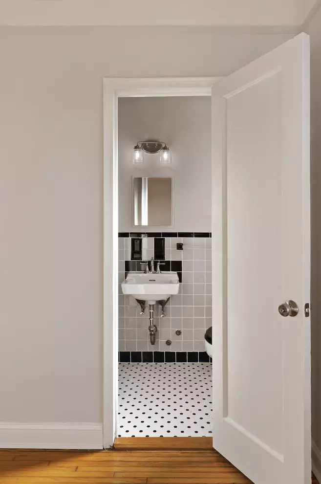 en suite bath with gray, black and white tile