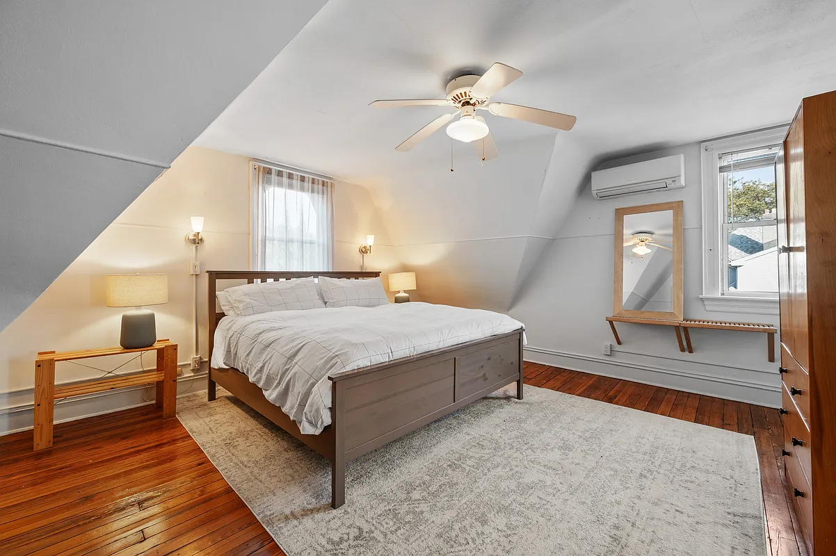 bedrom with ceiling fan