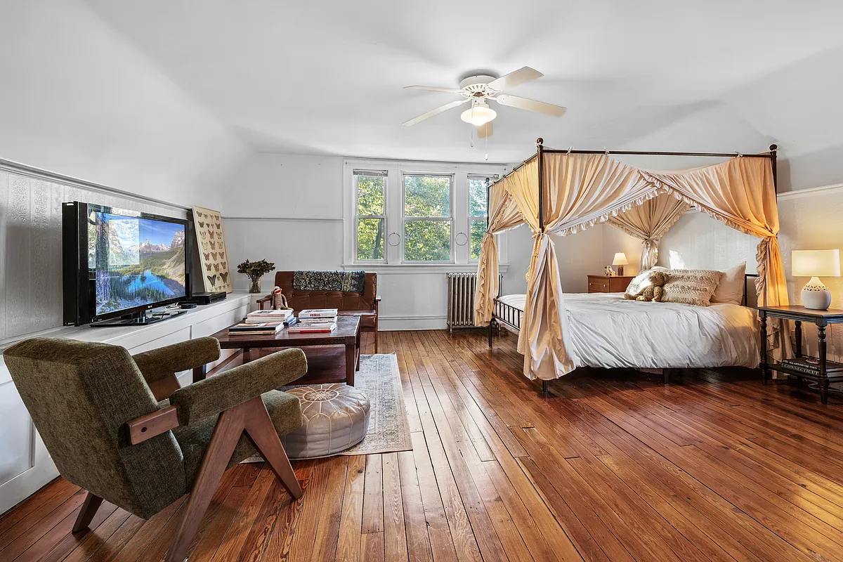 bedroom with wood floor, ceiling fan