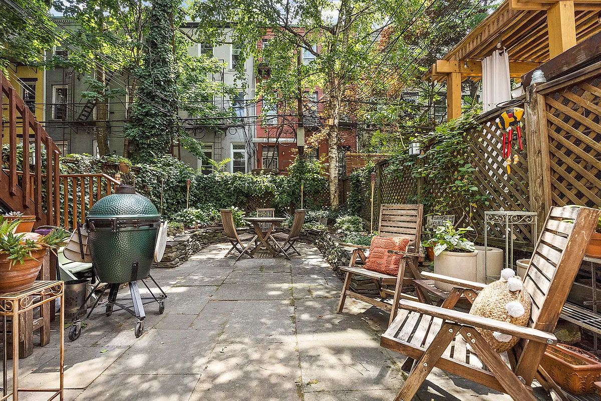 garden with room for dining on a paved patio