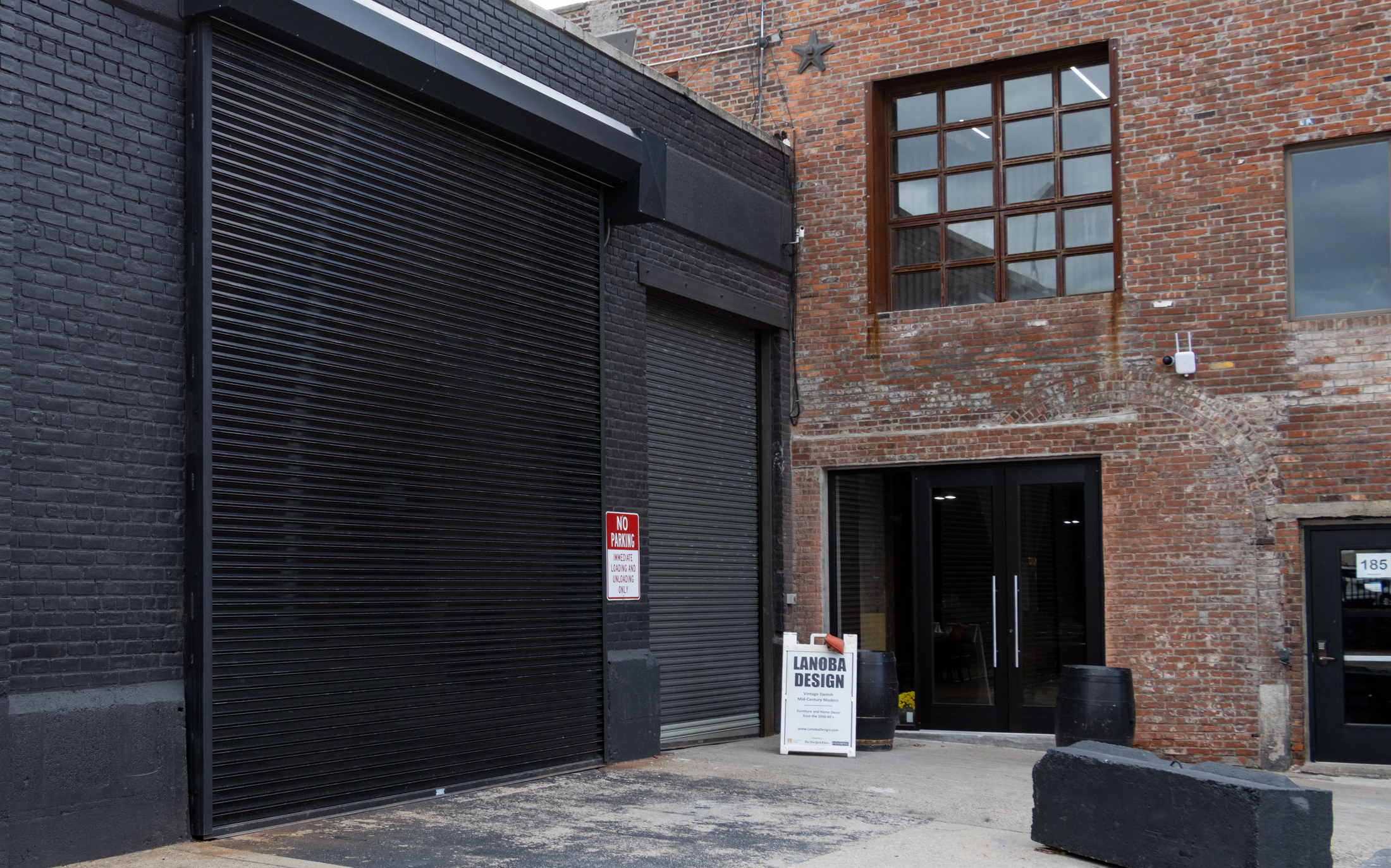 brick buidling with sandwich board sign