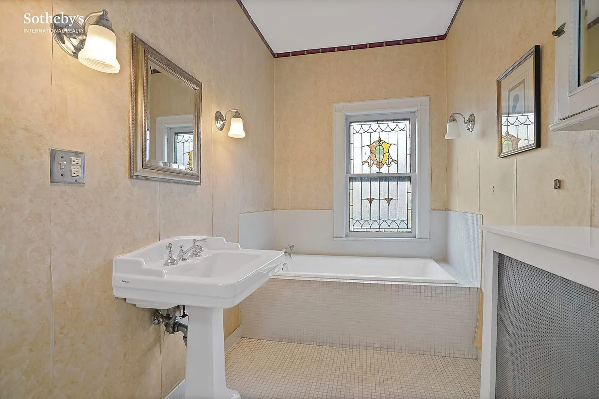 bathroom with stained glass window, beige wallpaper