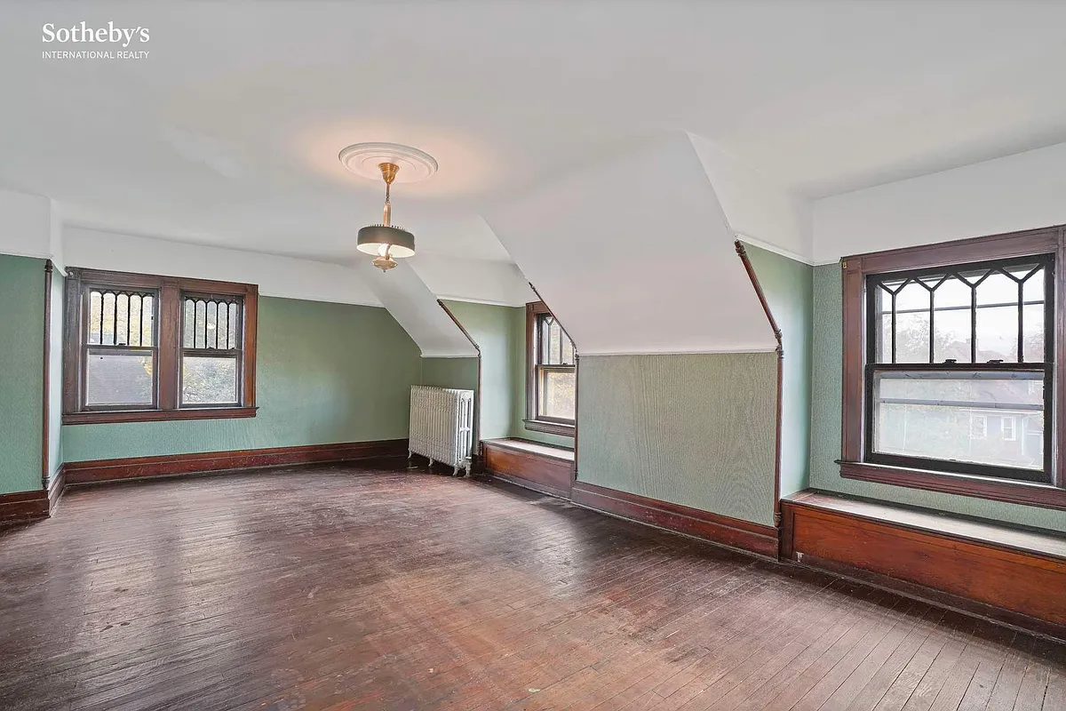 bedroom with wood floor, window seats