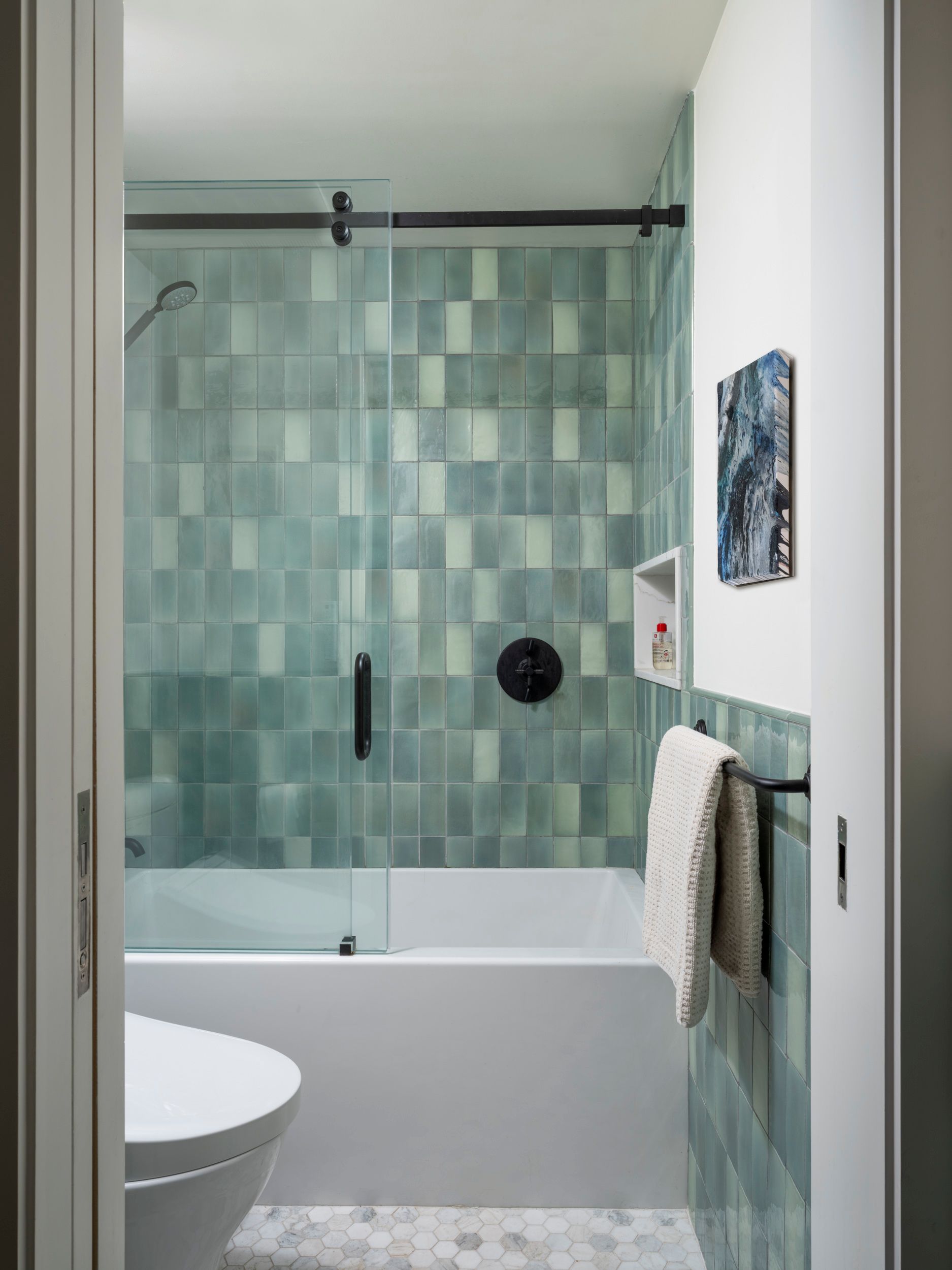 BATH WITH GREEN TILE WALL