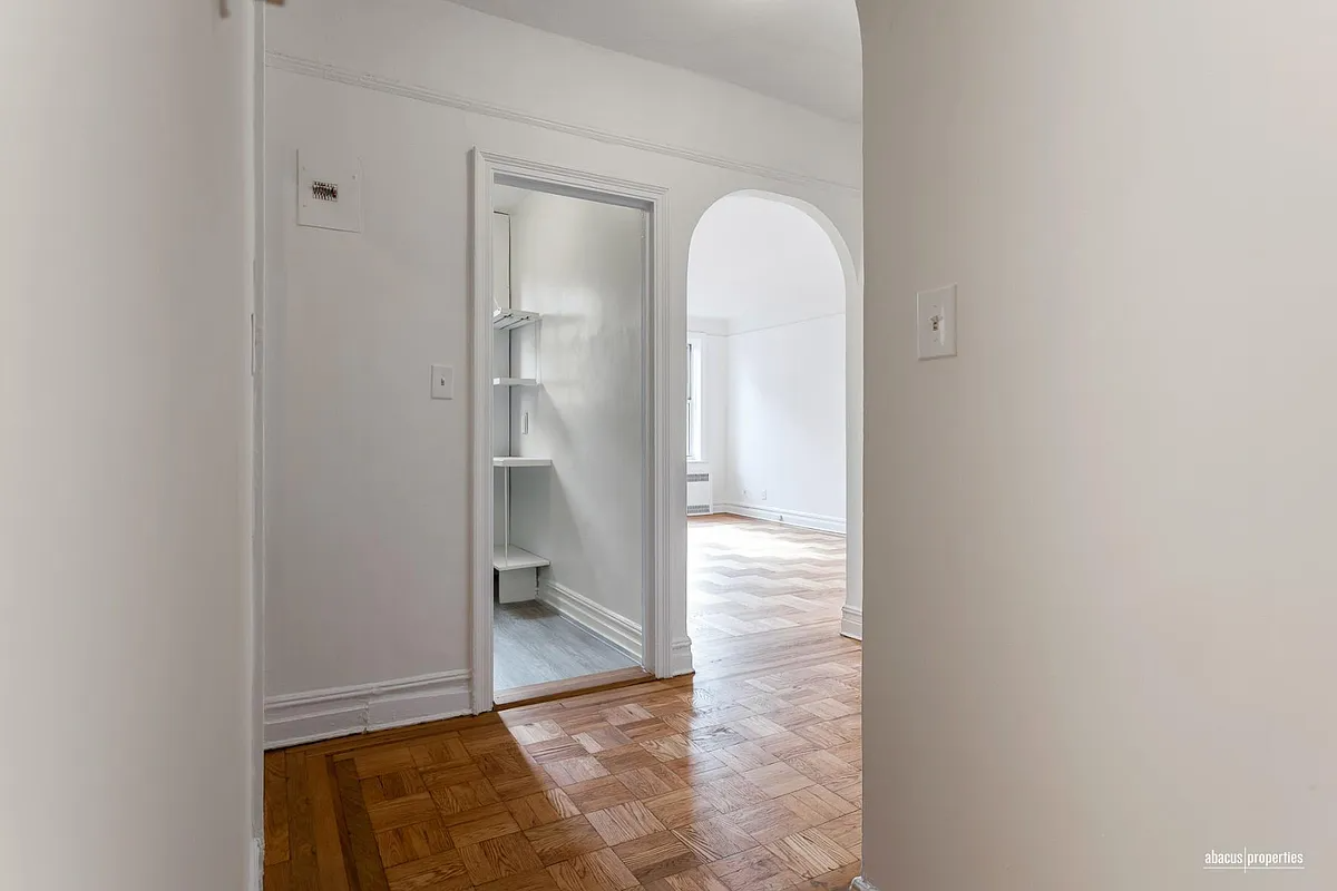foyer with parquet floor, view to kitchen and living space