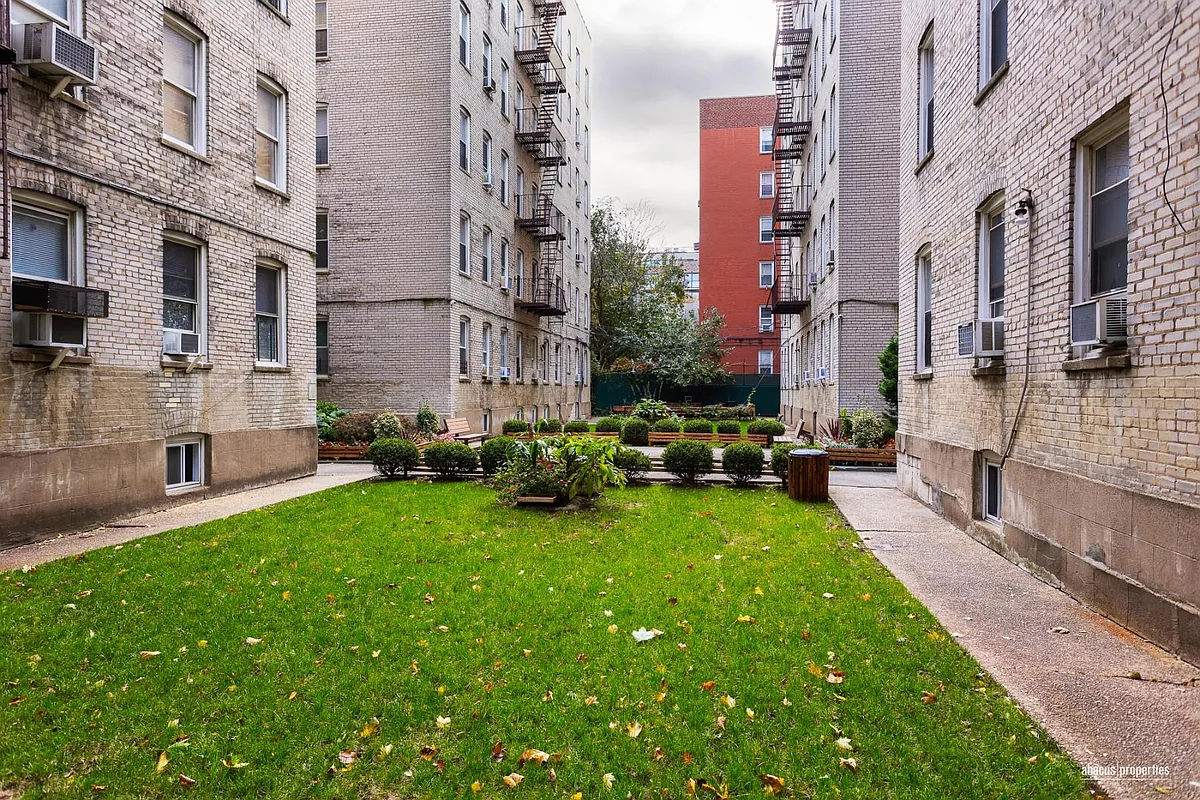 building courtyard with benches, lawn, plantings