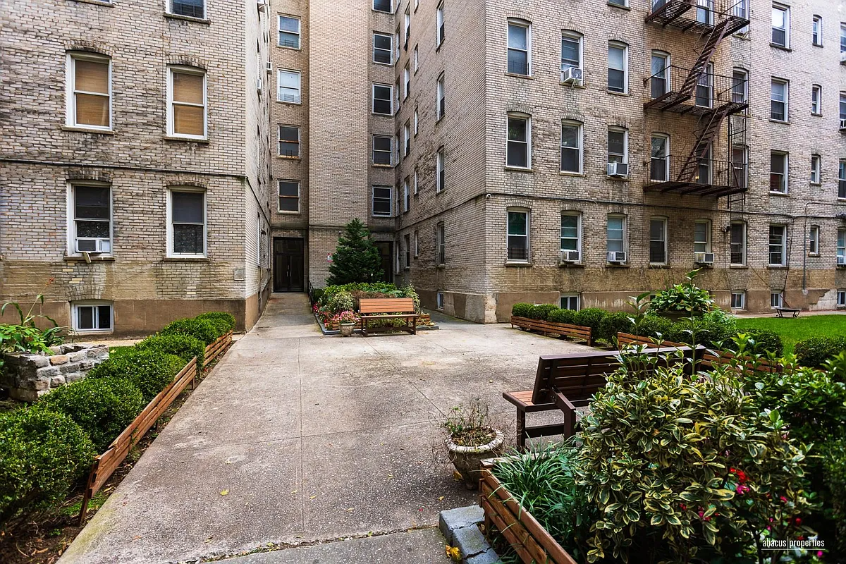 building courtyard with benches, lawn, plantings