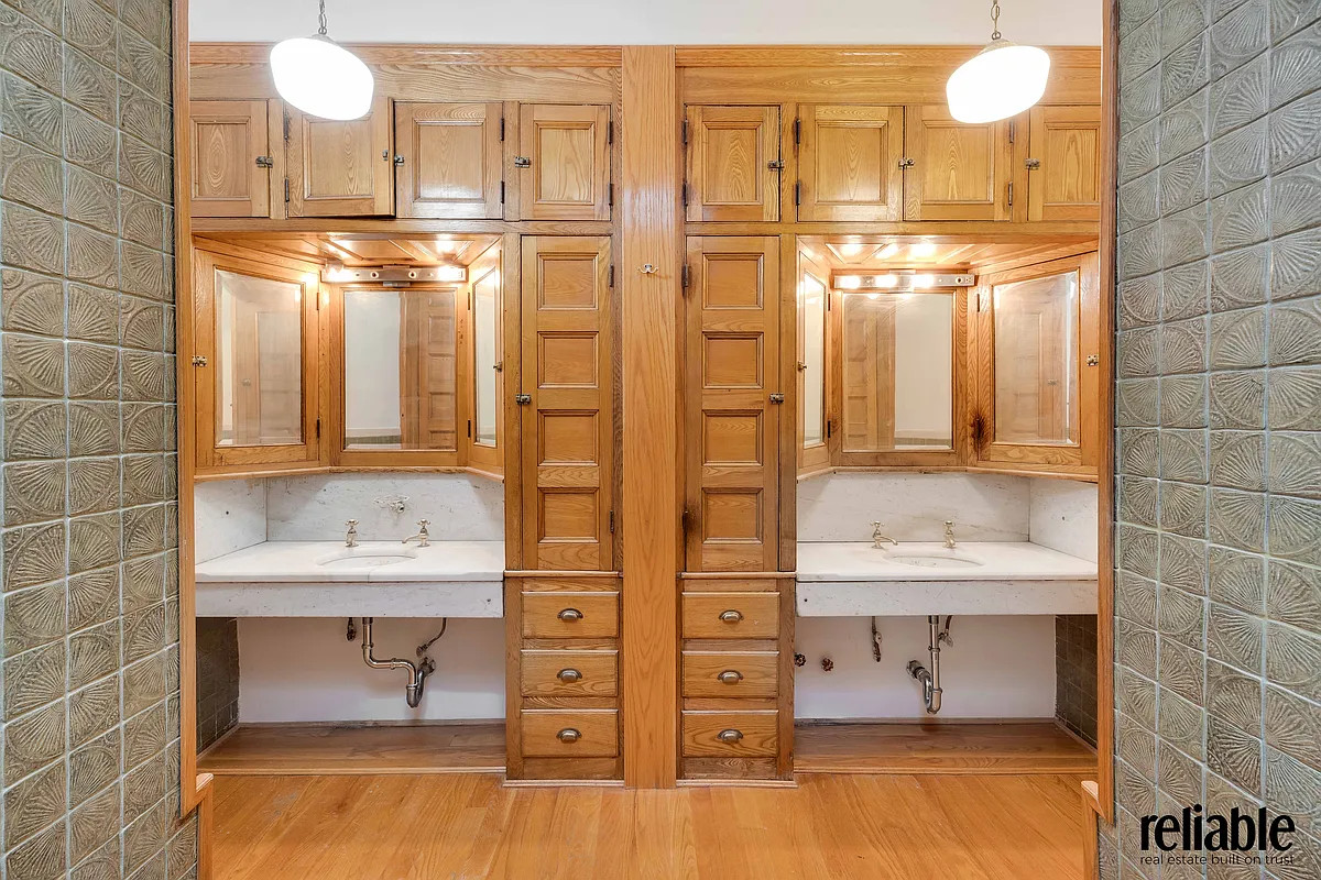 passthrough with marble sinks, built-ins and modern tile