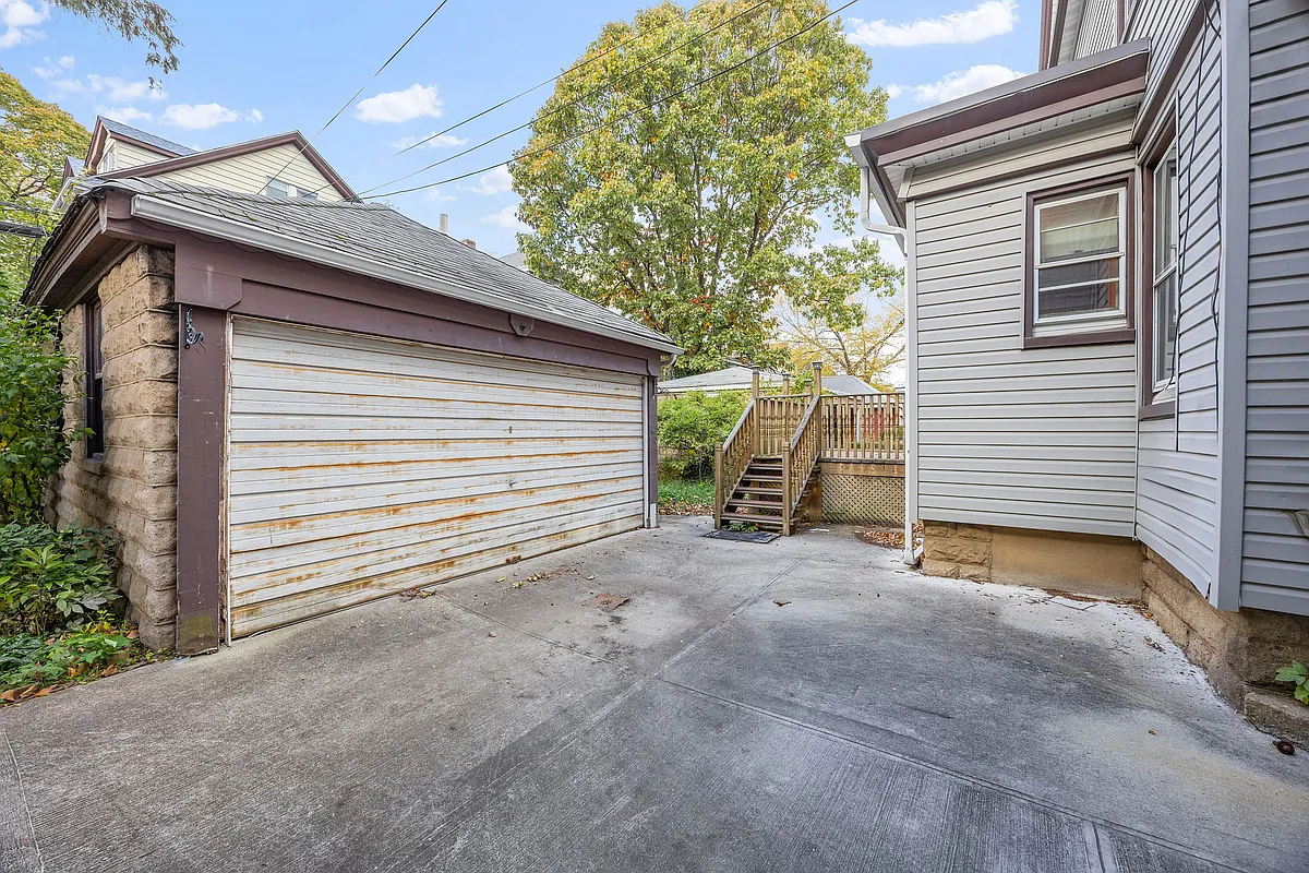 garage with one door