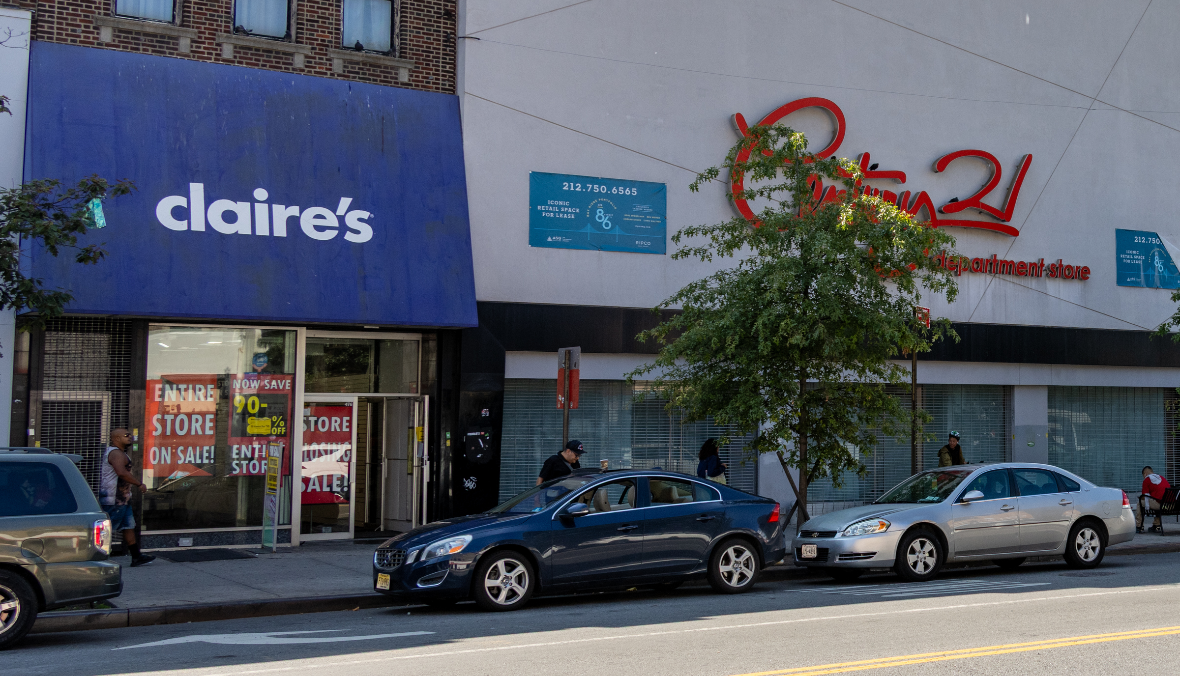 store with closing signs