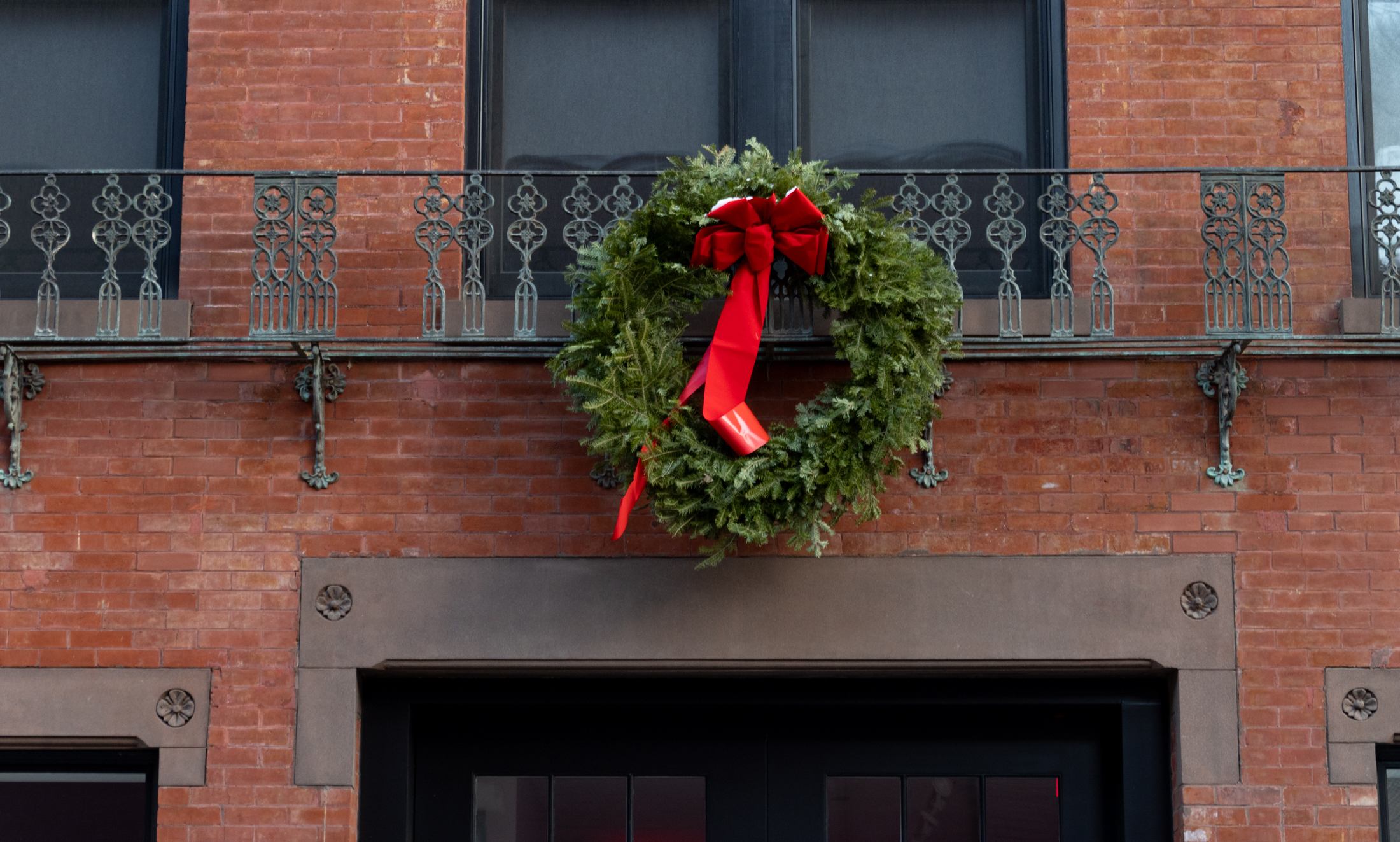 wreath on a building in brooklyn heights