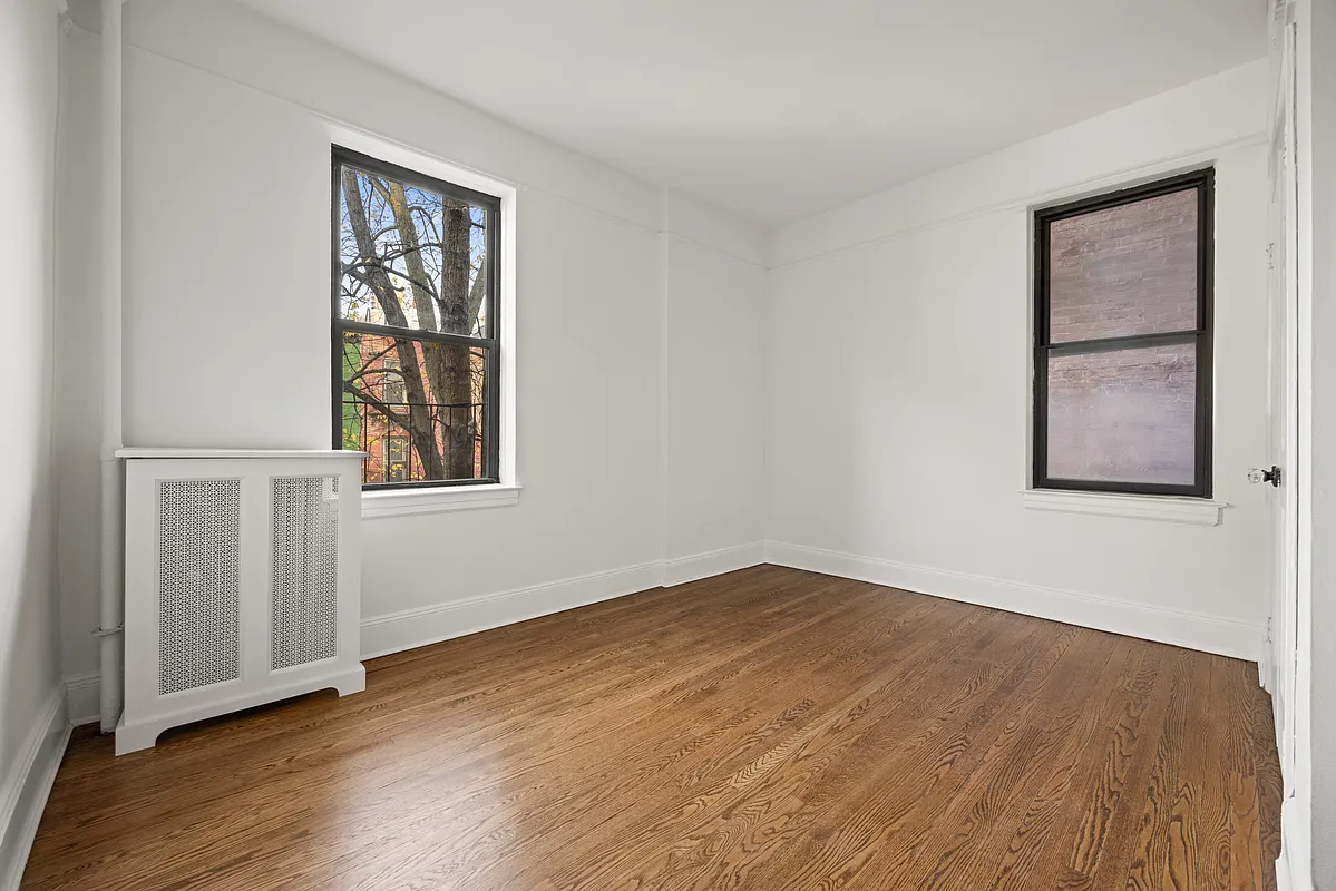 bathroom with two exposures, wood floor
