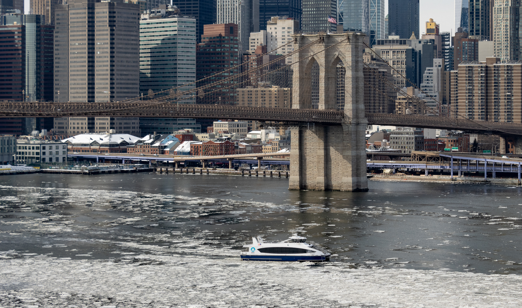 brooklyn-manhattan-view-from-manhattan-bridge-sdevries-frozen-water-01272026-9