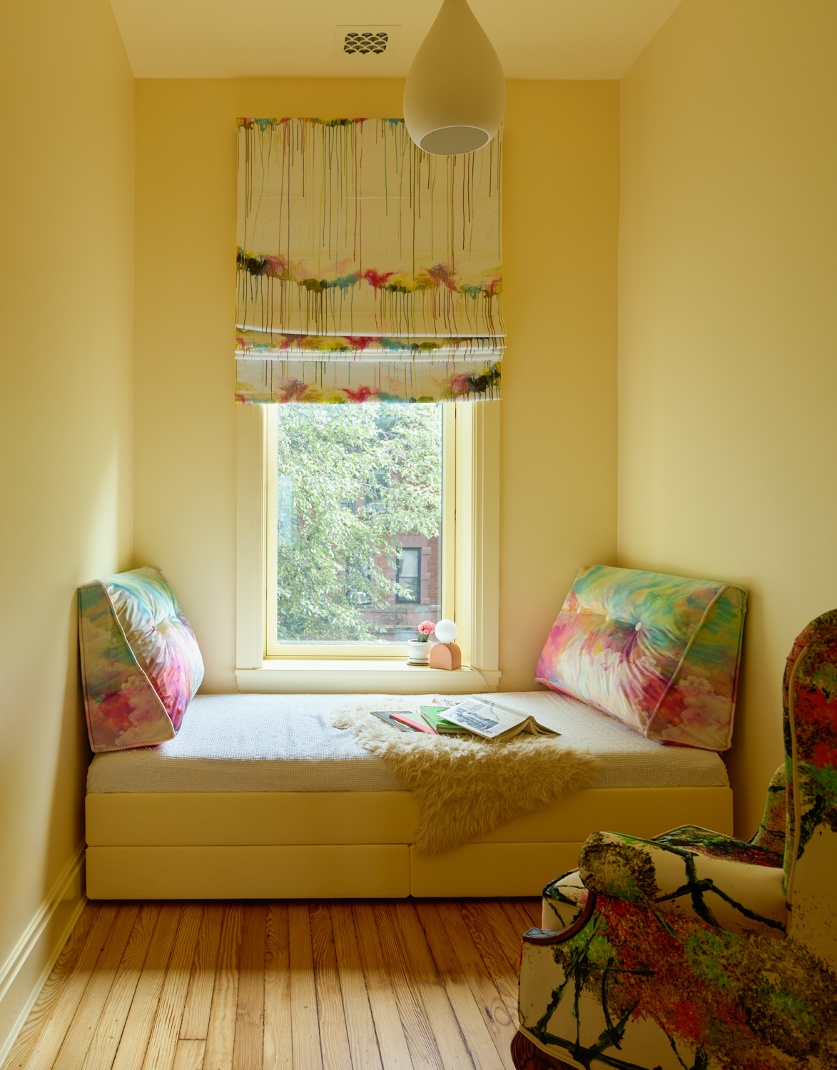 NARROW YELLOW ROOM WITH DAYBED