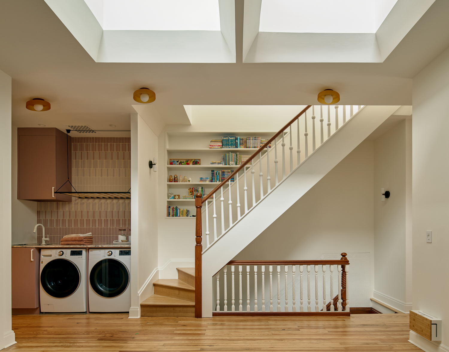 TOP FLOOR WITH LAUNDRY AND SKYLIGHTS