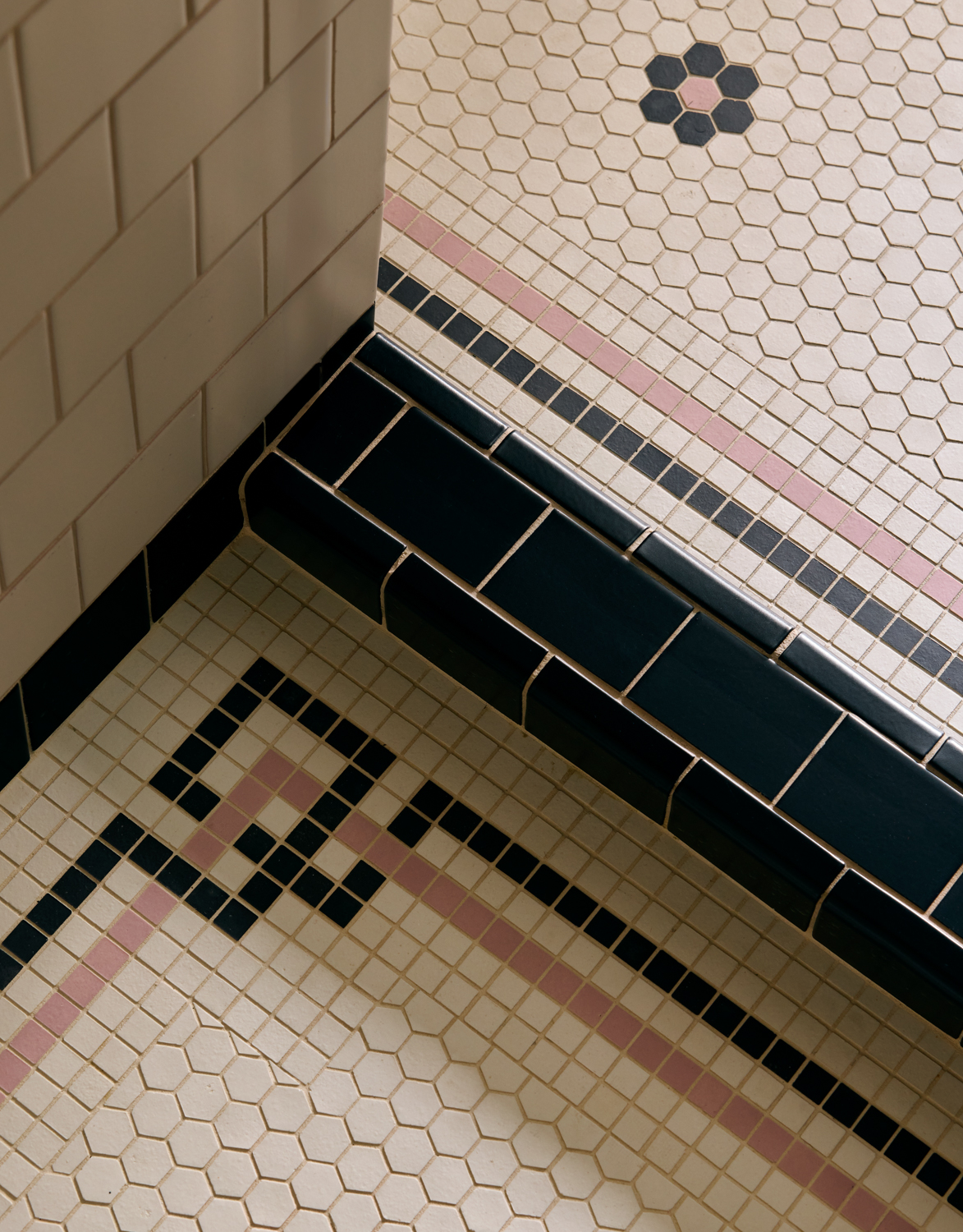 FLOOR TILE DETAIL VINTAGE BATH