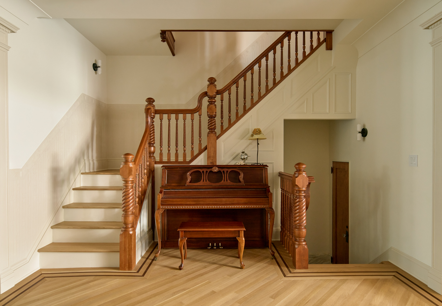 CENTRAL STAIRCASE GOING UP