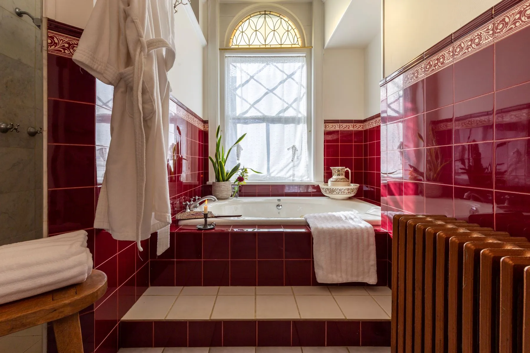 bathroom with tile lined tub