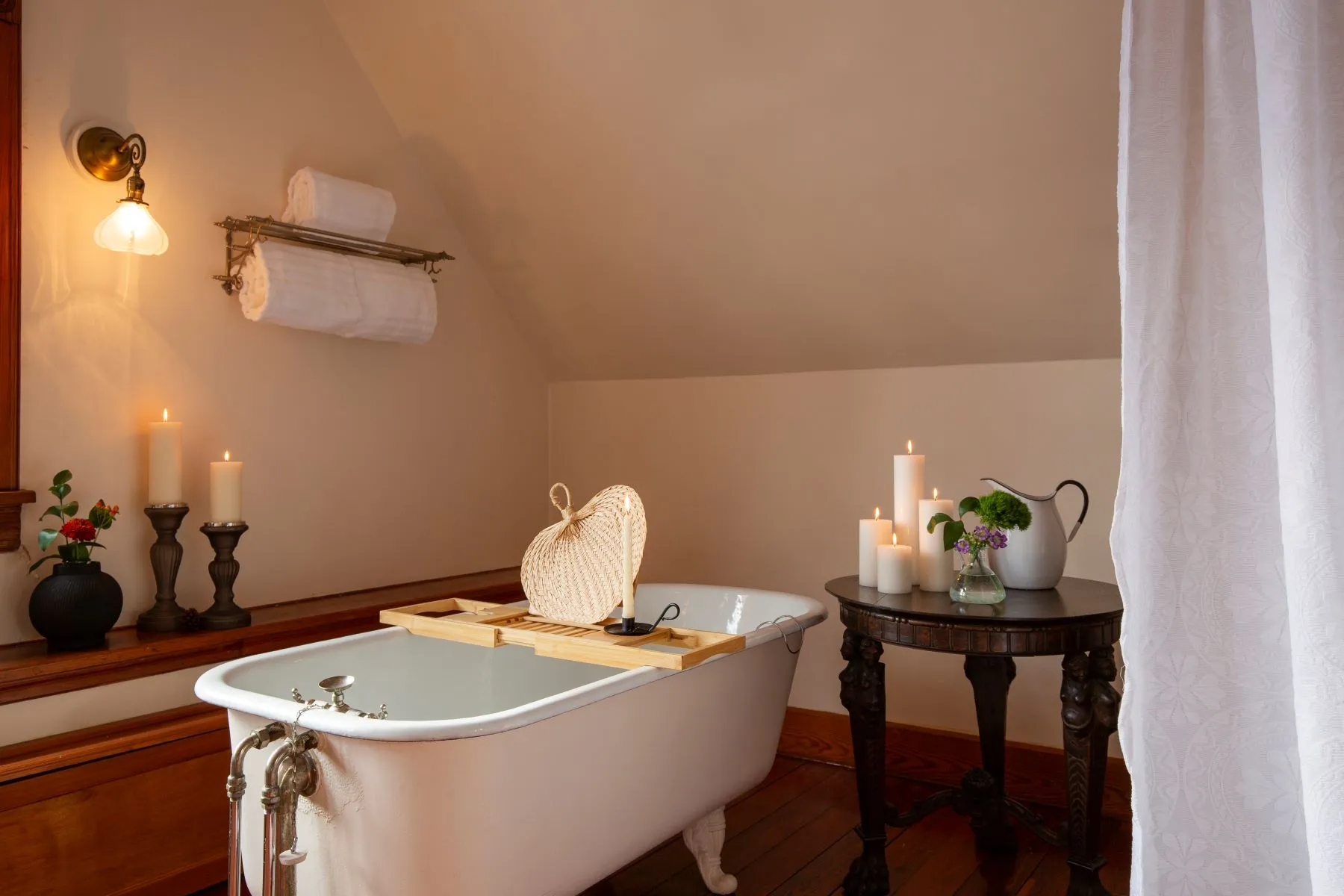 bathroom with claw foot tub