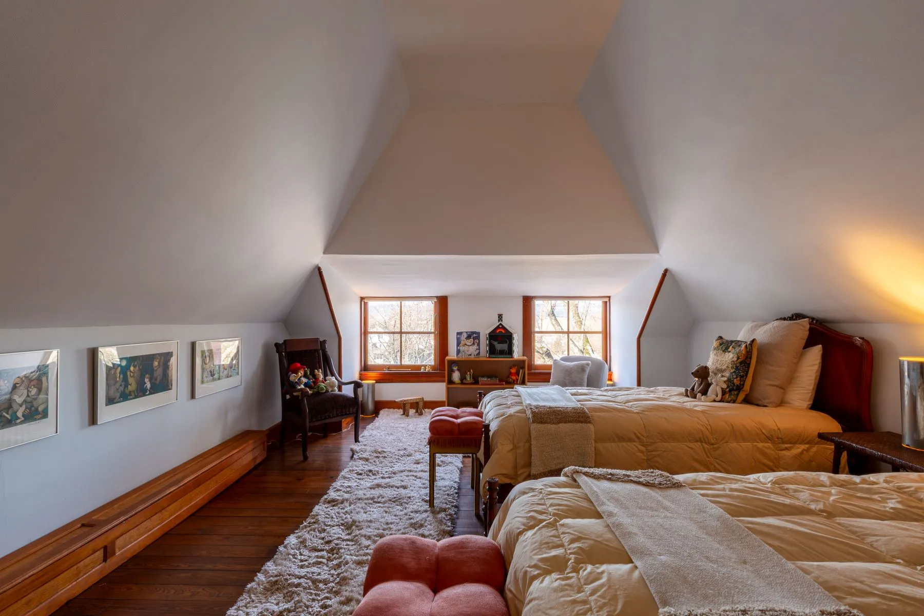 bedroom with twin beds, wood floor