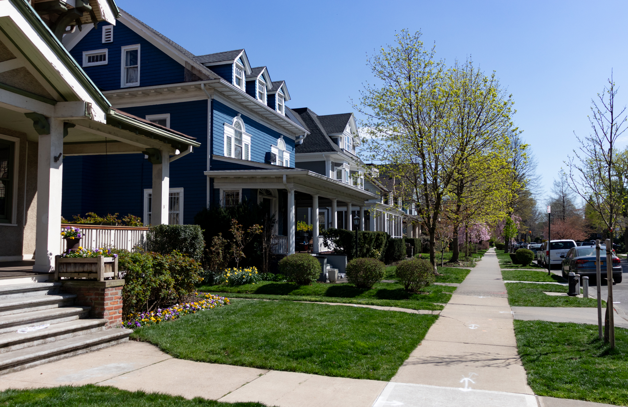 standalone houses with front lawns