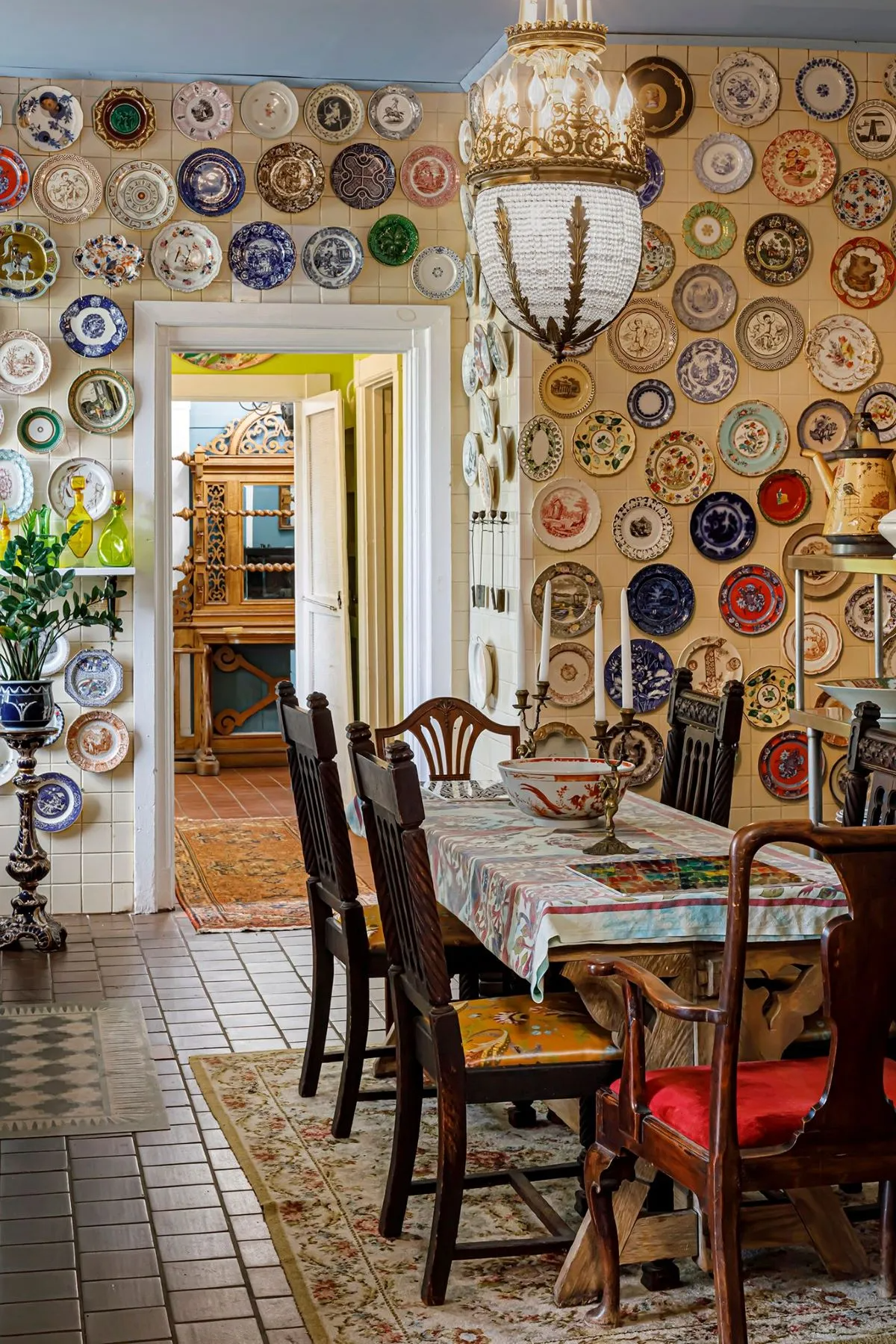 dining area with tiled floor, plate covered wall