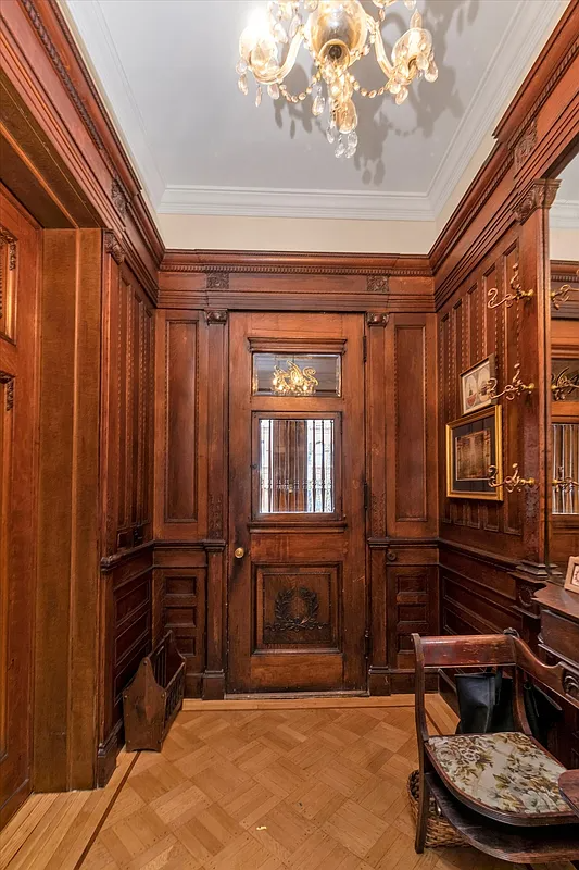 entrance with mirror, woodwork