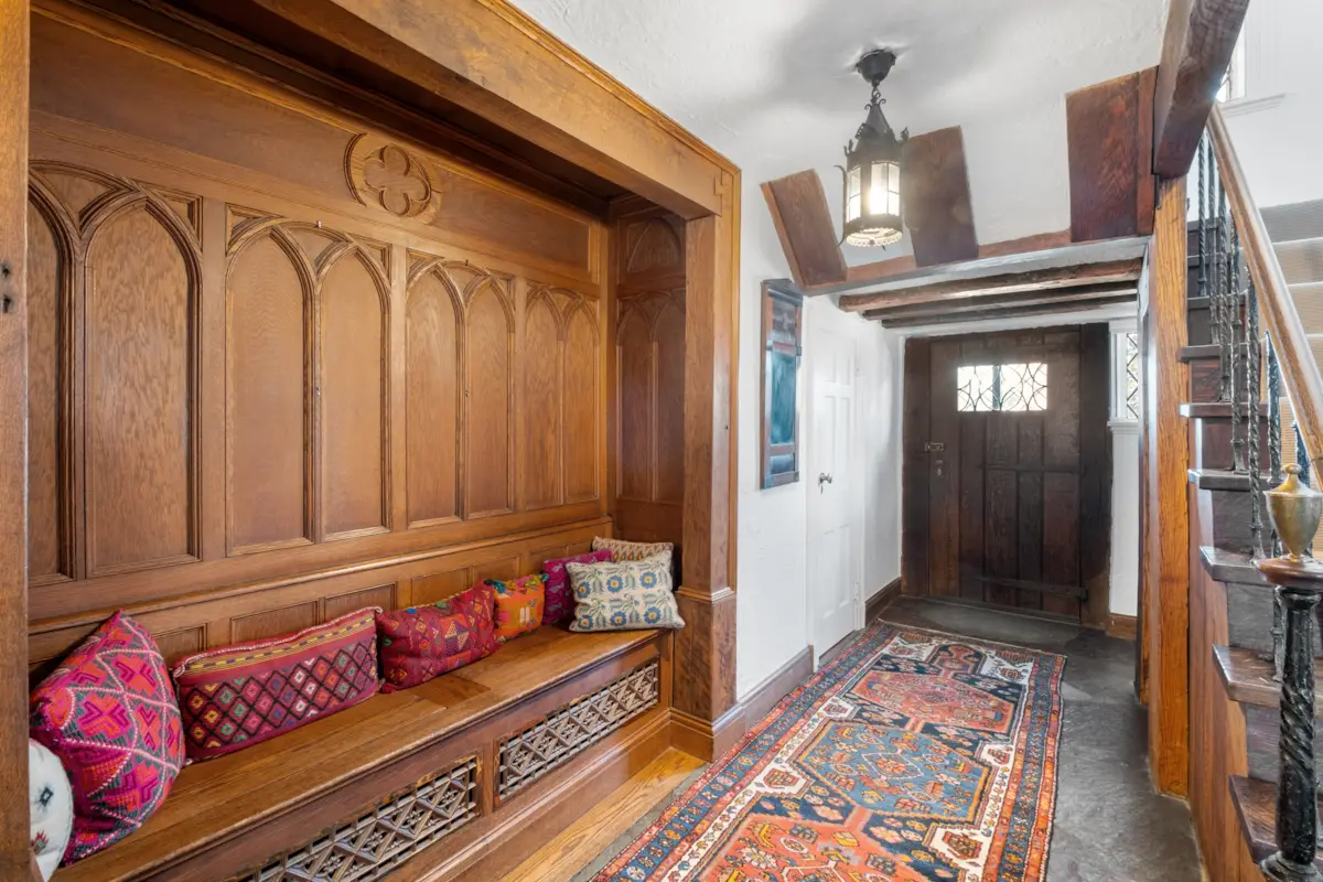 entry with built-in bench