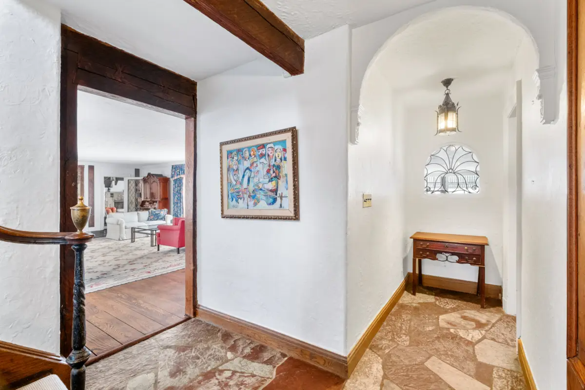 entry with nook with leaded glass windwo