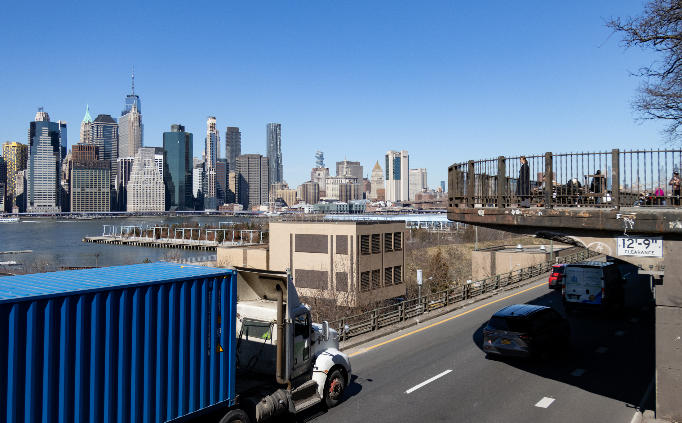 traffic on the bqe passed underneath the promenade