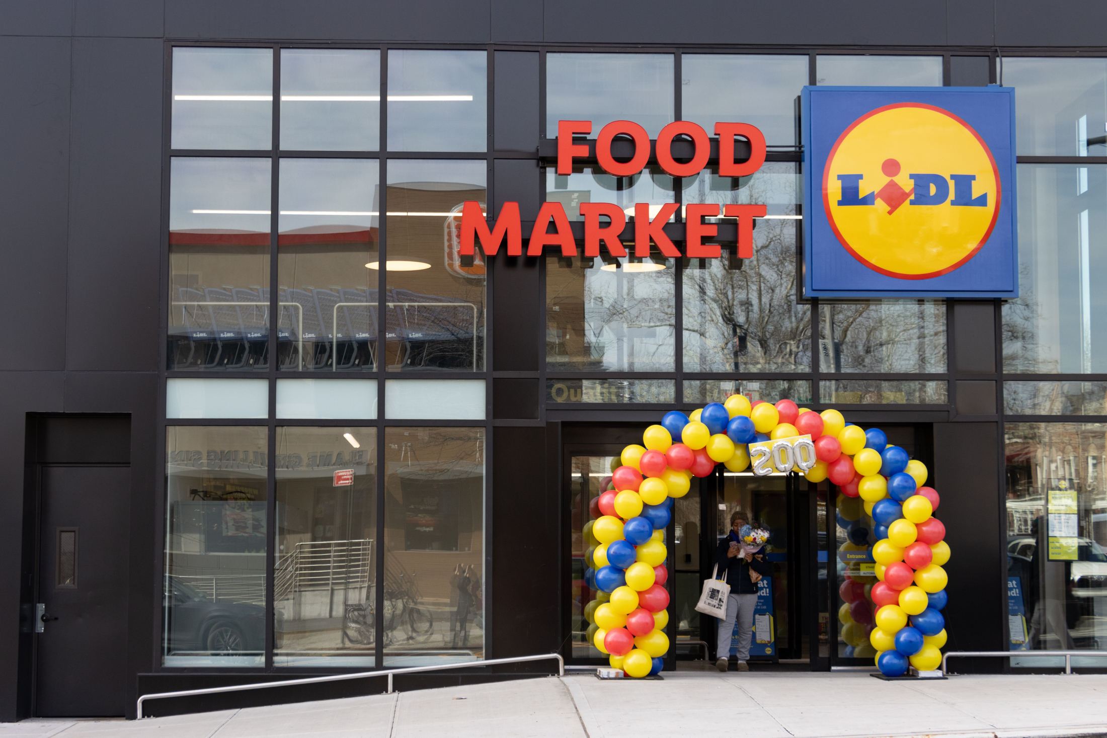 a balloon arch at the lidle grocery store entrance