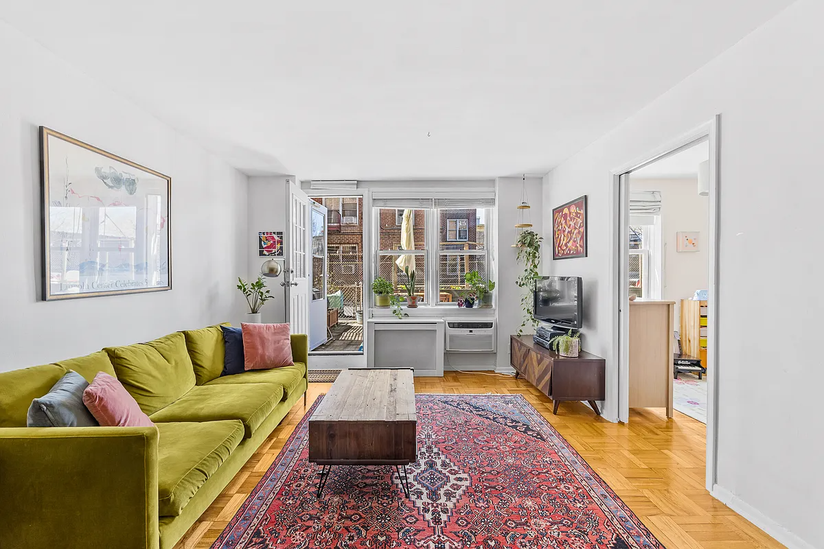 living room with parquet floor, door to terrace