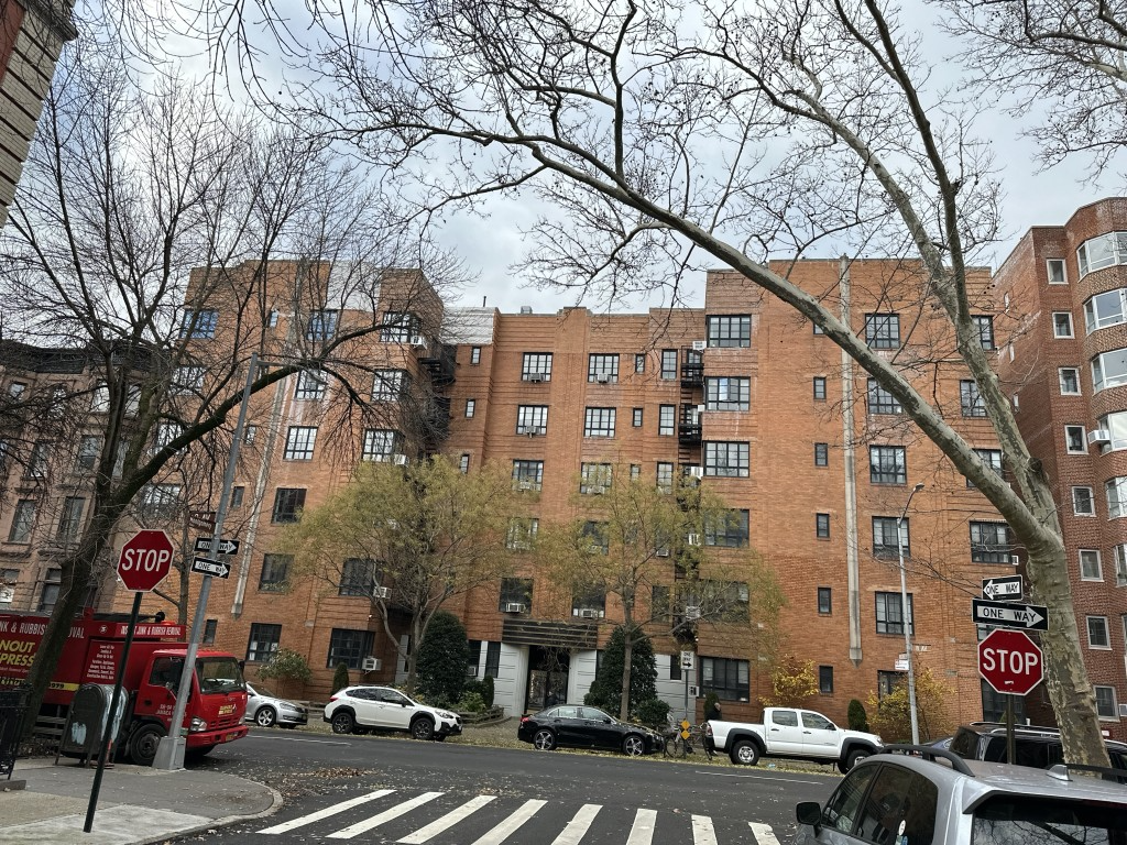 brick apartment buidling