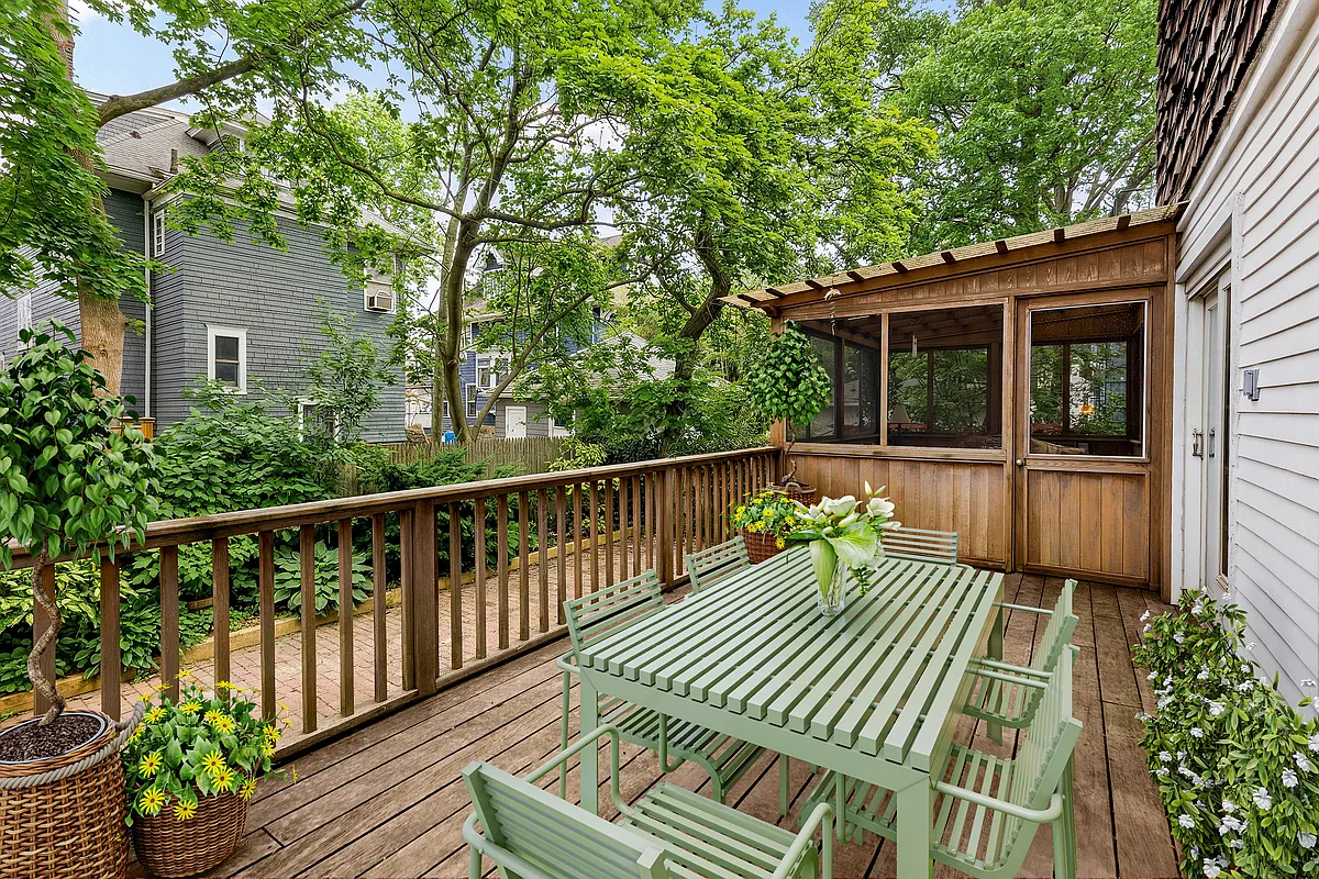 deck with room for dining