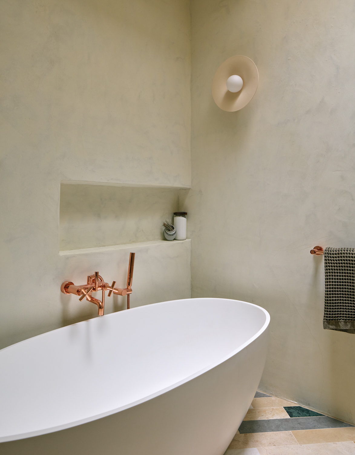 OVAL TUB PRIMARY BATH